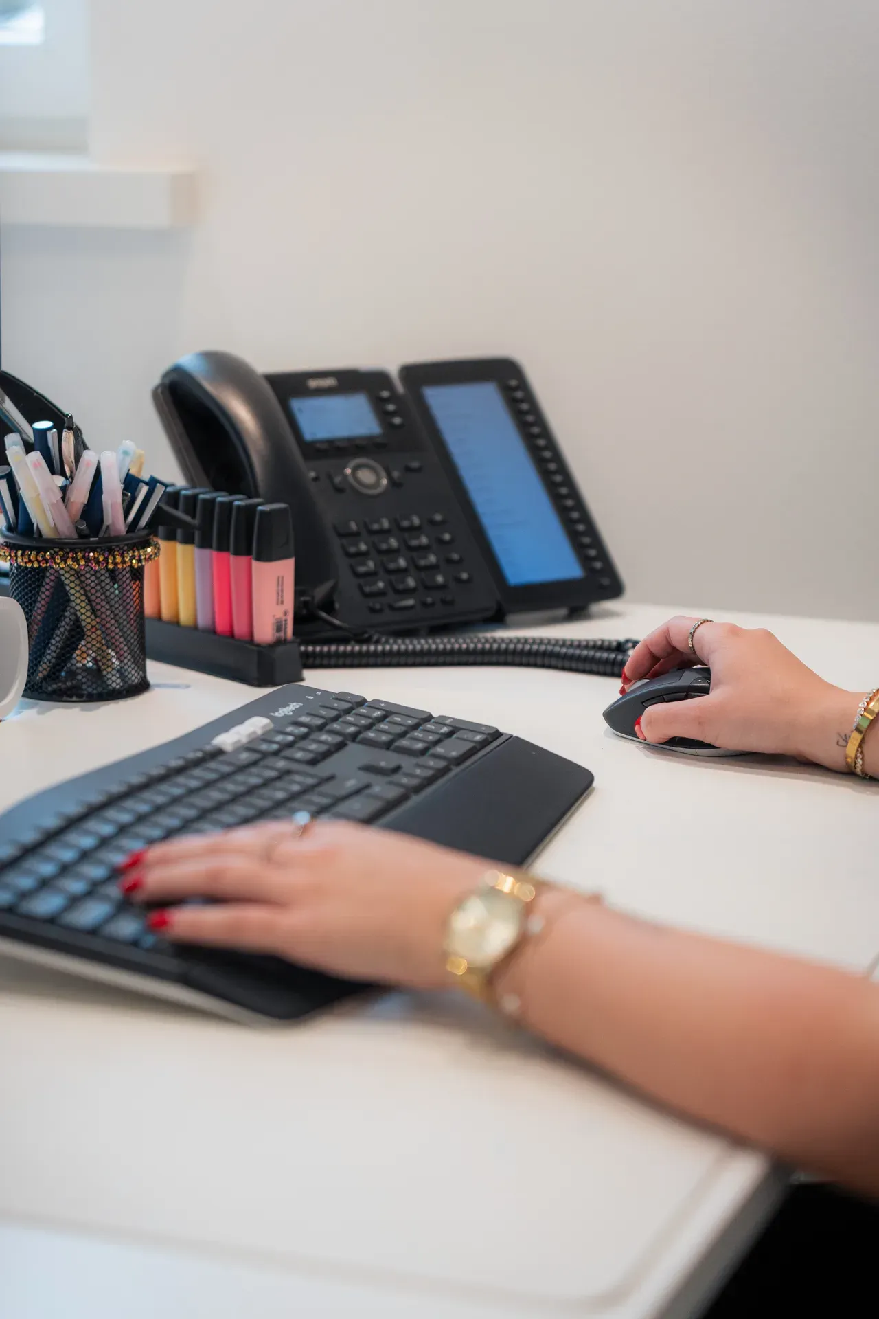 Business-Telefon und Computerarbeitsplatz im Nuviax Büro