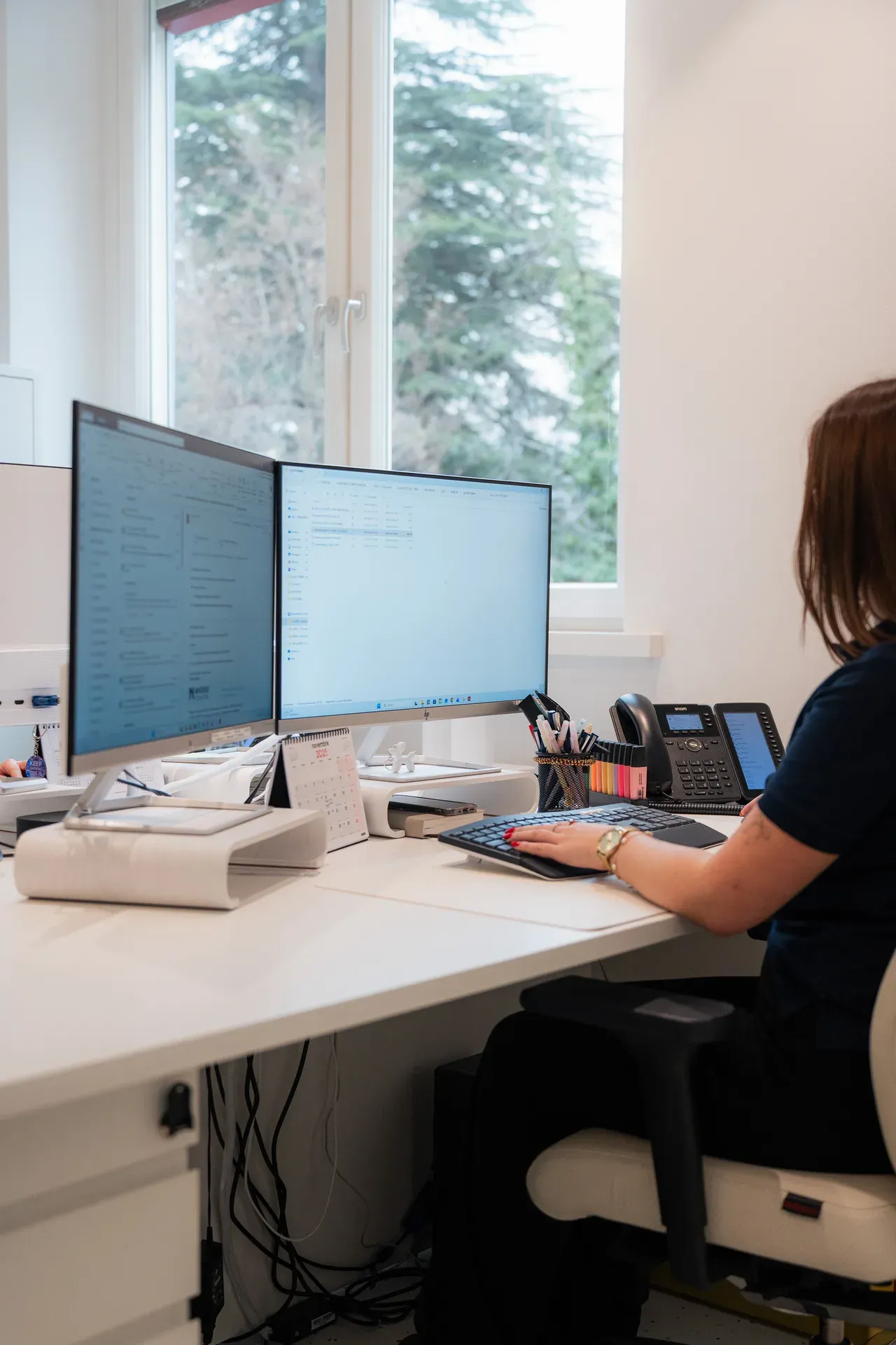 Mitarbeiterin an ihrem Arbeitsplatz im Nuviax Büro