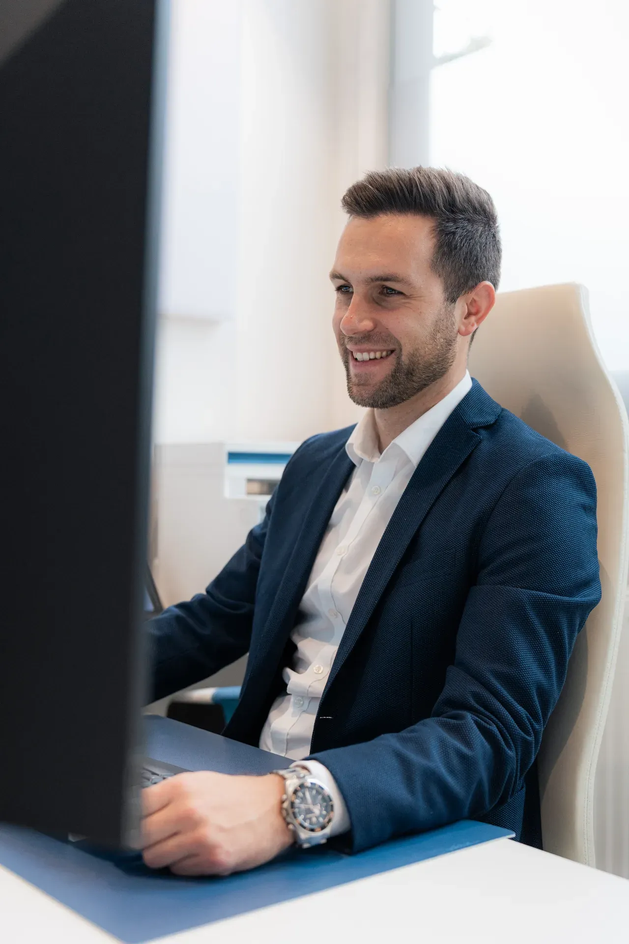 IT-Berater bei der Arbeit im Nuviax Büro