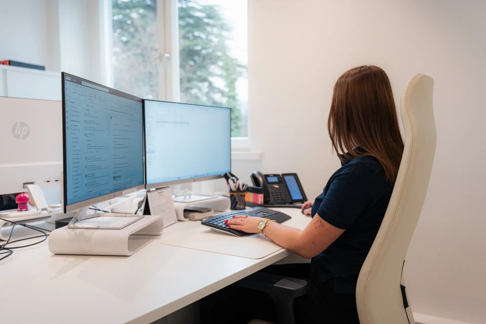 Mitarbeiterin an einem modernen IT-Arbeitsplatz im Nuviax Büro